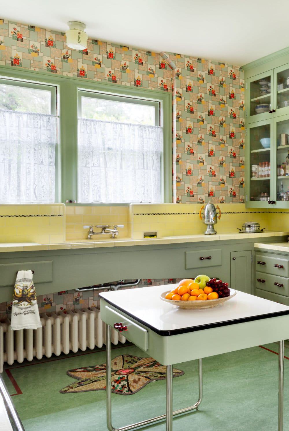 no flare in cabinets at right